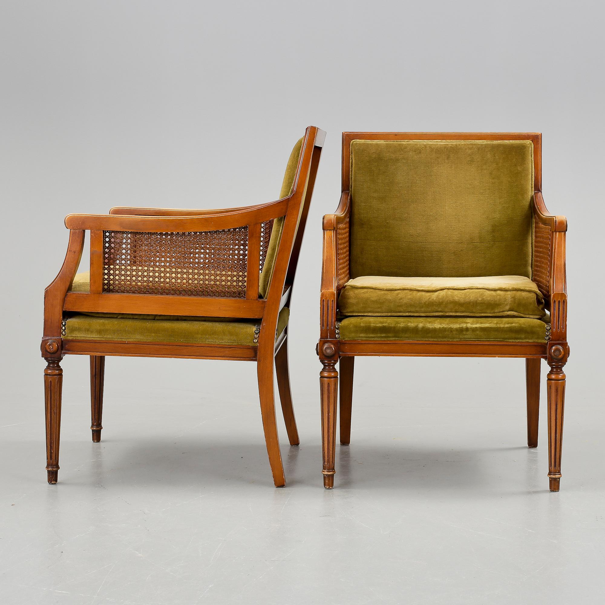 KARMSTOLAR/FÅTÖLJER, ett par. Gustaviansk stil, omkring 1900-talets mitt.