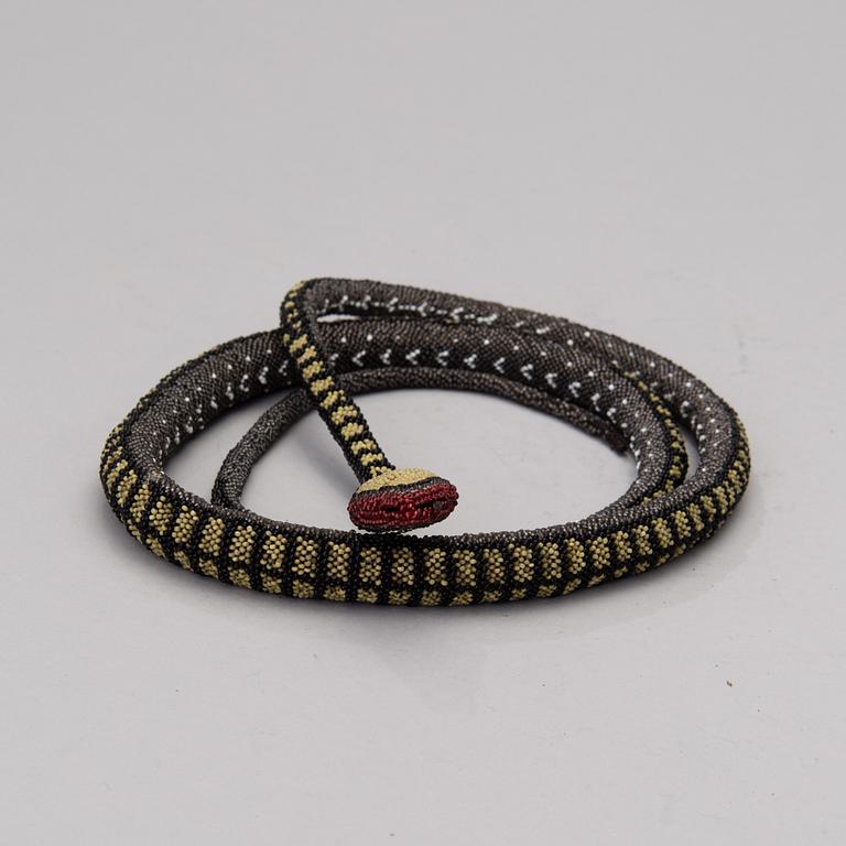 DEKORATIONSFÖREMÅL / HALSBAND, orm, 1900-talets första hälft.