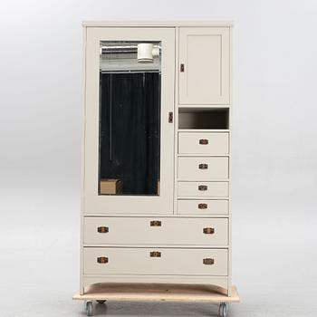 Klädskåp, 1900-talets första hälft.