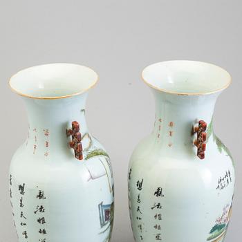 A pair of Chinese porcelain urns from around year 1900.