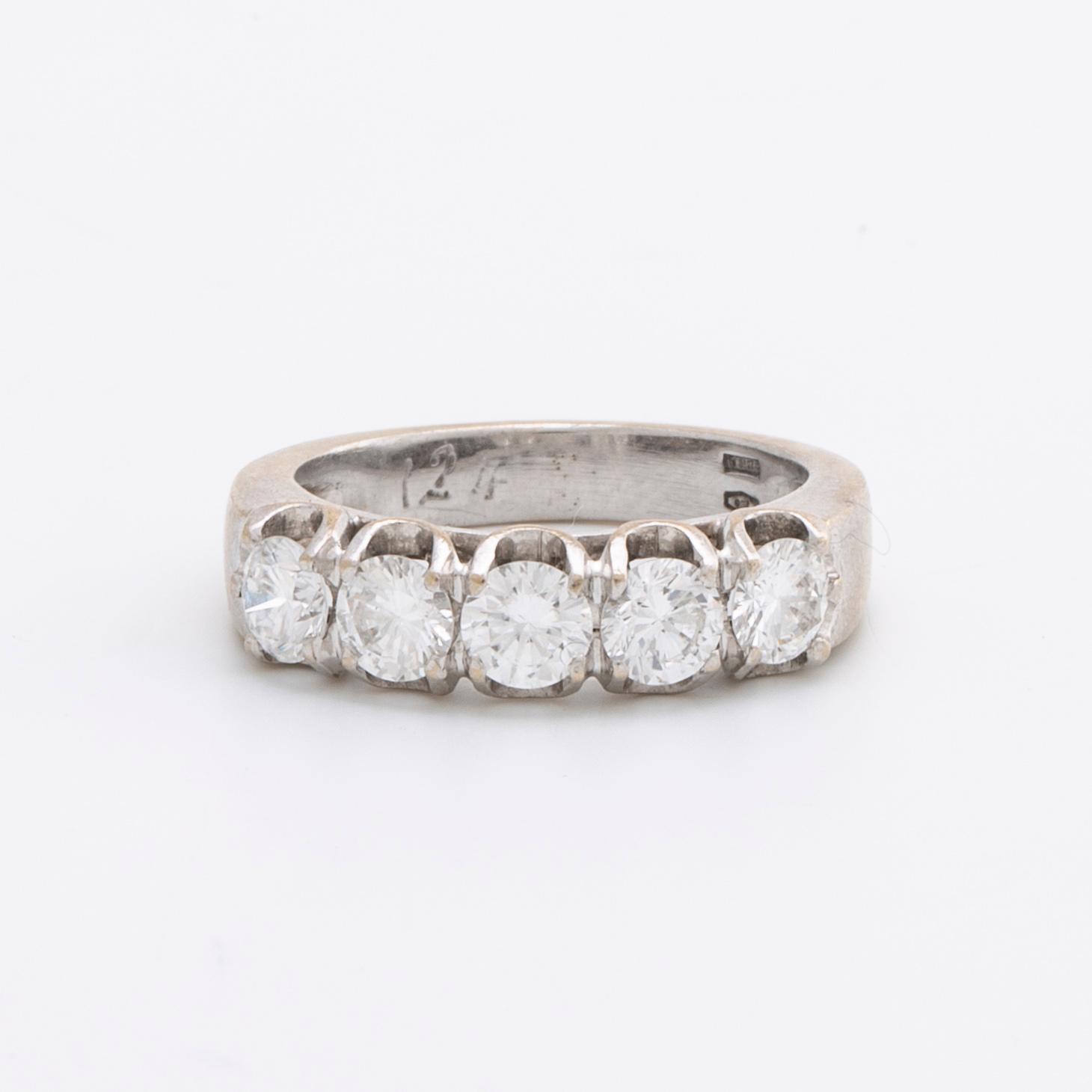 RING 18K vitguld m 5 briljanter 1,24 ct totalt ingraverat.