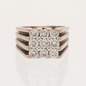 A 21K white gold ring with round briliant cut diamonds.