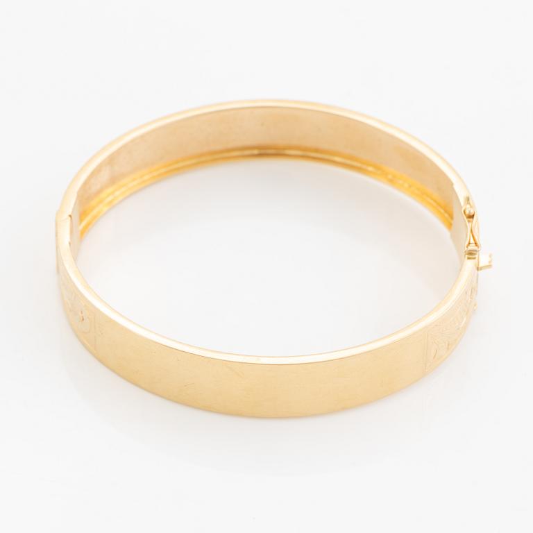 An 18K gold bracelet.