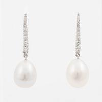Earrings 18K white gold with cultured pearls and round brilliant-cut diamonds.