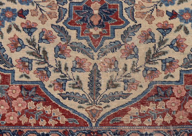 An antique Joshagan / Sarouk carpet, 365 x 256 cm.