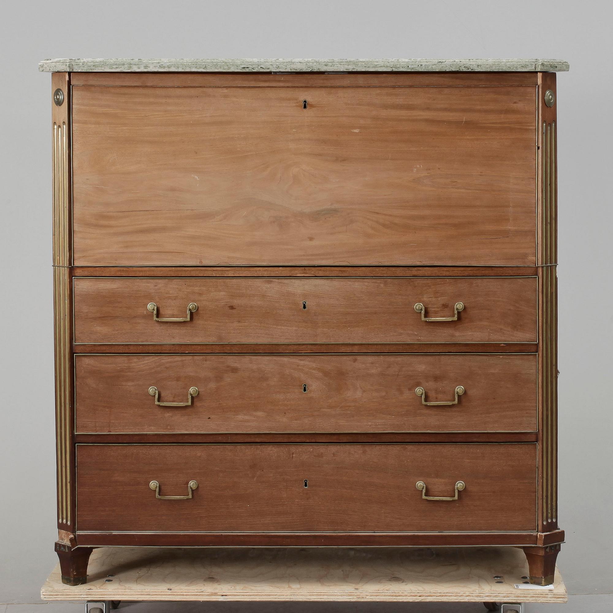 CHIFFONJÉ, sengustaviansk, tidigt 1800-tal.