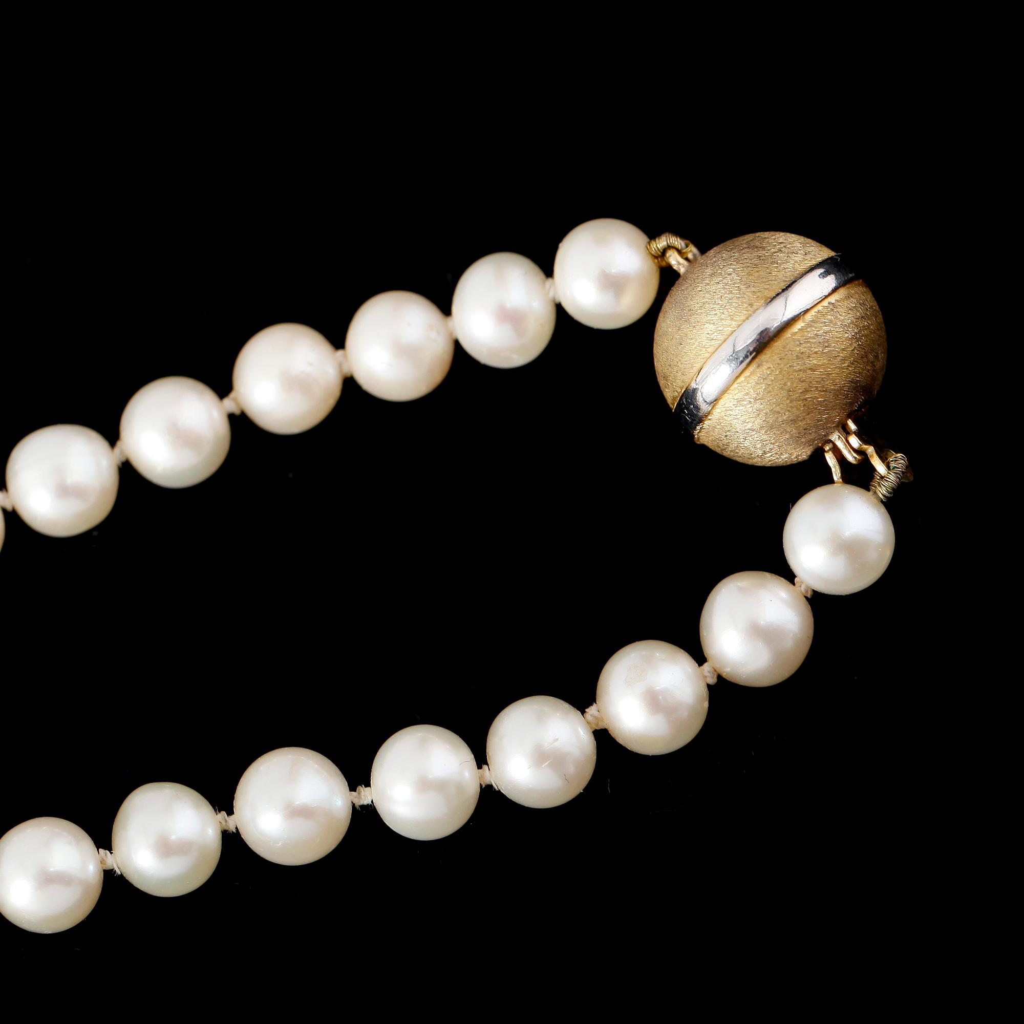 COLLIER, odlade sötvattenpärlor, lås av förgyllt silver.