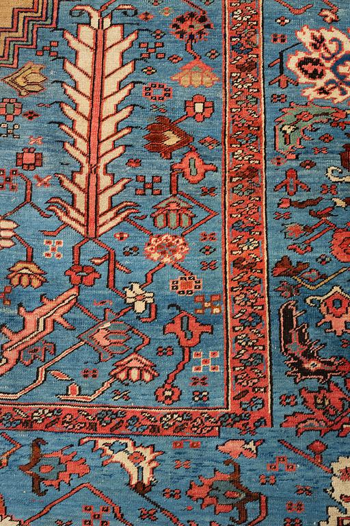 A carpet, antique Heriz/Bakshaish, ca 633-645 x 321-328,5 cm.