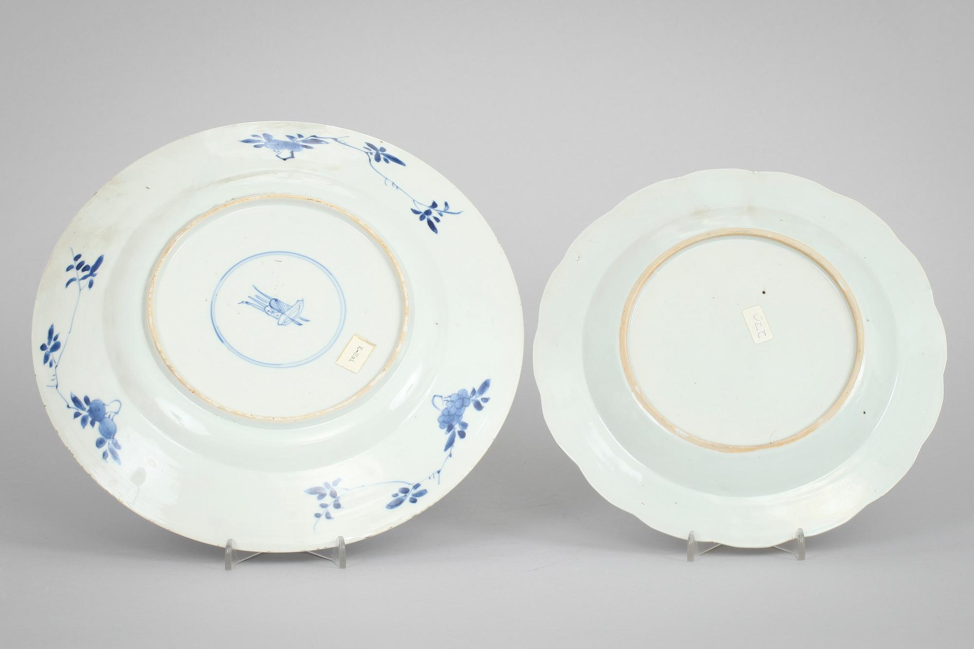 TALLRIK och FAT, porslin, Kina. Kangxi och Famille Rose, 1700-tal.