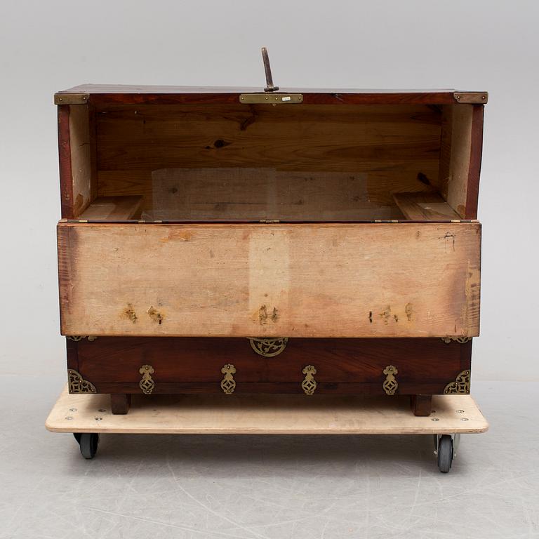 A Korean blanket chest. 19th Century.