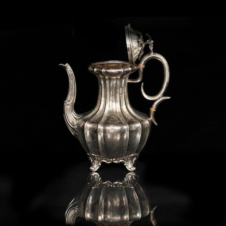 KAFFEKANNA och GRÄDDKANNA, silver, nyrokoko, Gustaf Möllenborg, Stockholm 1847. Vikt c:a 1370 g.