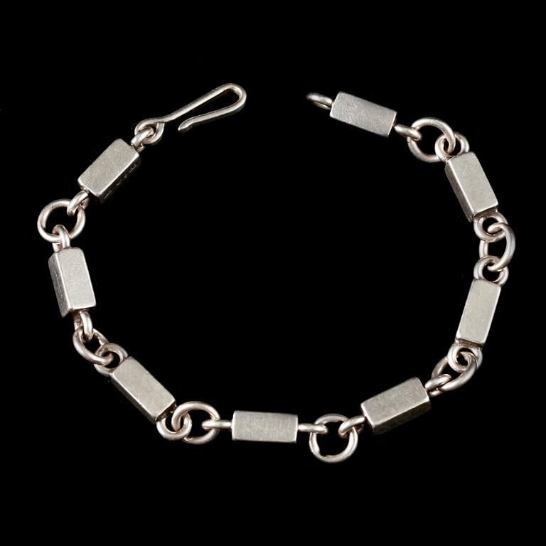 ARMBAND, sterling silver. Wiwen Nilsson, Lund, 1945. Vikt 27 g.