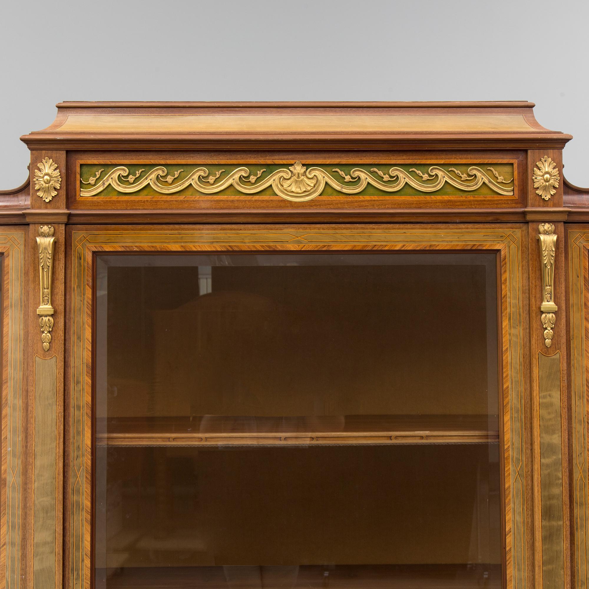A DISPLAY CABINET, gustavian style, signed with label: "Gustaf L Sahlholm Snickare i Stockholm 25/5 1910".