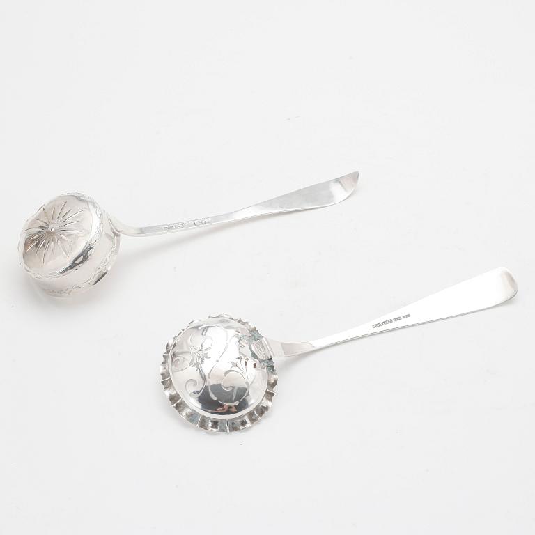 SOCKERSTRÖARE, två st, silver, varav en sannolikt fransk, 1800-tal. Vikt ca 114 gram.