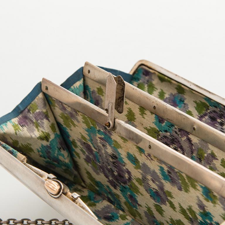 Iltalaukku, hopeaa. Suomen Kultaseppä Oy, Turku 1919.