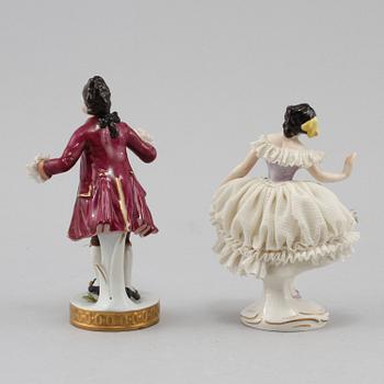 FIGURINER, 2 st, porslin, omkring 1900-talets mitt.