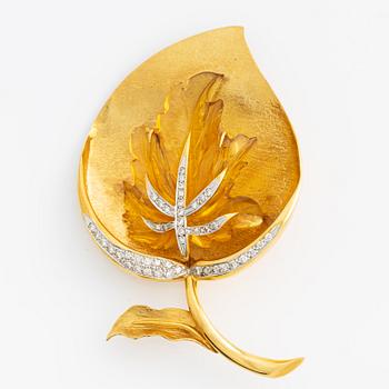 Brooch in 18K gold with carved stone, likely citrine, with round brilliant-cut diamonds.