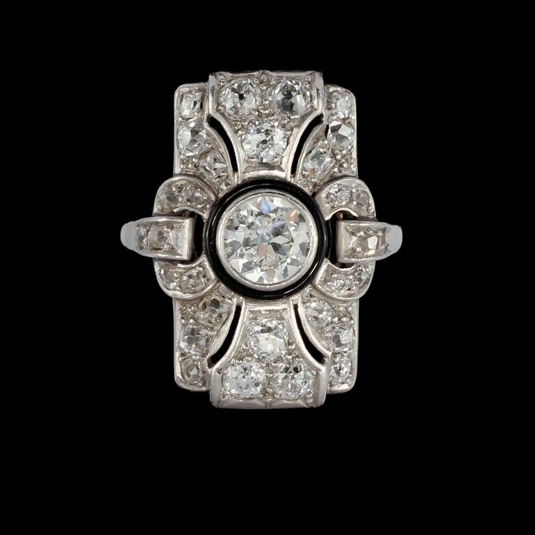 RING, 14k vitguld med en äldre briljantslipad diamant, ca 1.00 ct samt 30 mindre totalt ca 1.15 ct. Vikt 7 g.
