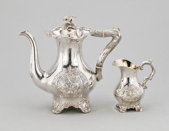 KAFFEKANNA samt GRÄDDKANNA, silver, nyrokoko, Frans Holm, Vadstena 1860-61. Totalvikt ca 820 gram.