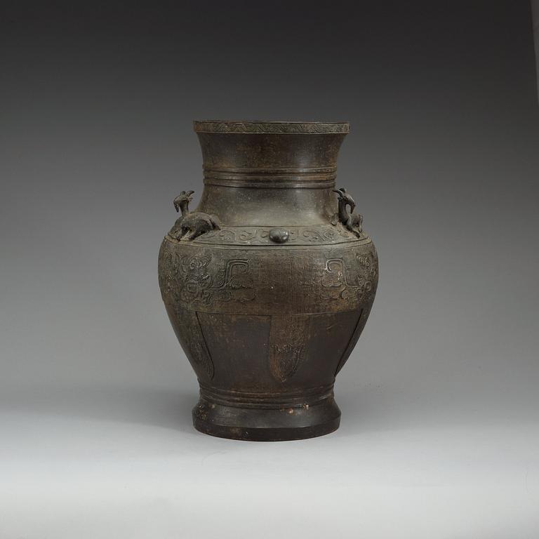 VAS, brons. Troligen sen Ming dynasti (1368-1644).
