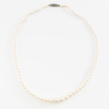 Collier med doserade odlade pärlor lås 18K vitguld med en diamant.