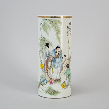 A Chinese famille rose hat stand, first half of the 20th century.