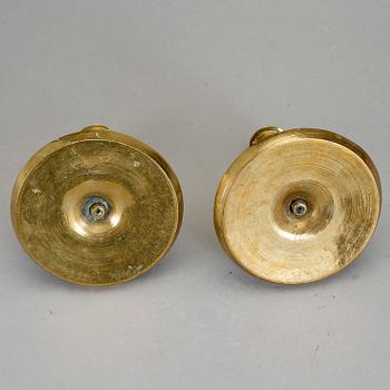 LJUSSTAKAR, 2 st närmast identiska, mässing. Senbarock, 1700-talets mitt.