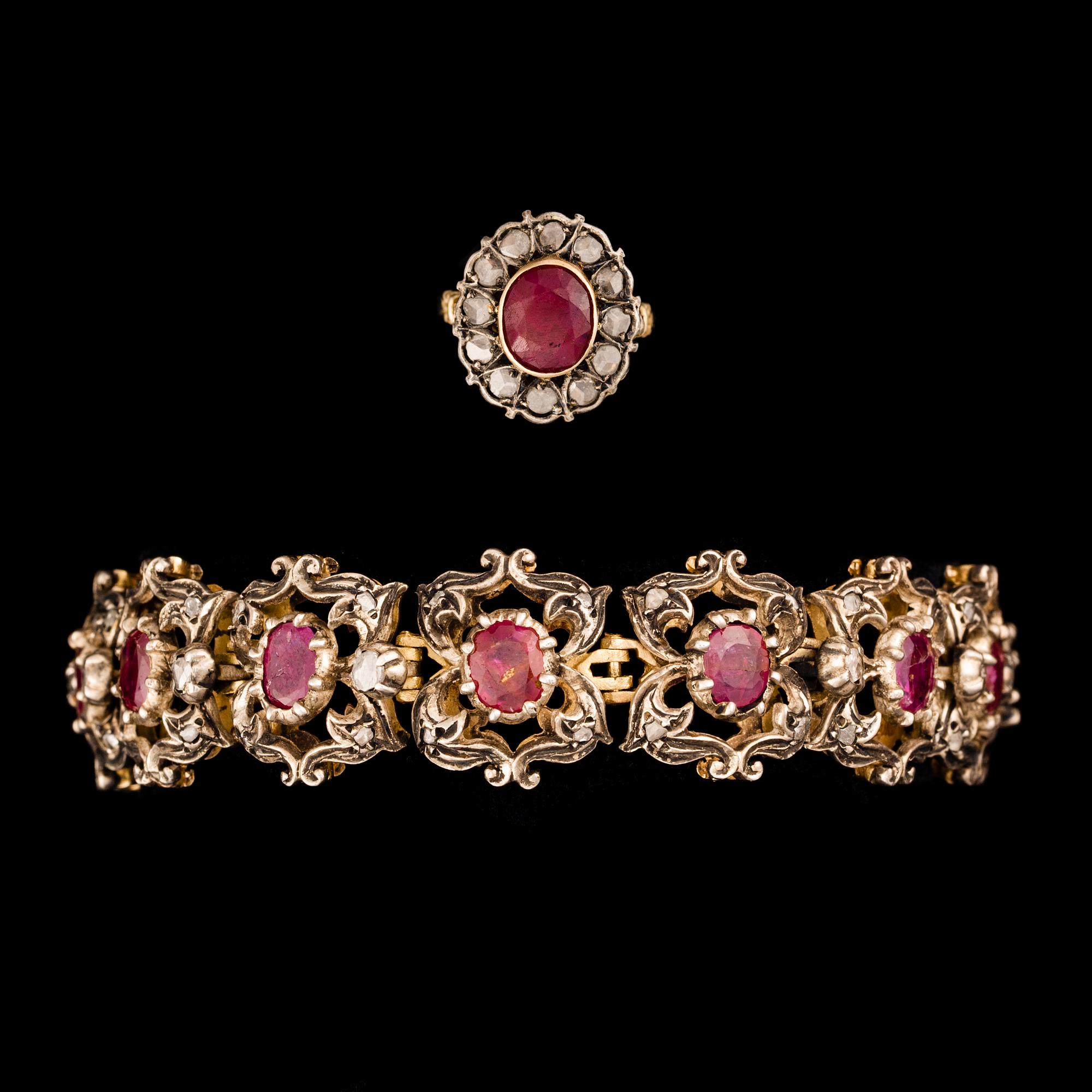 ARMSMYCKE samt RING, förgyllt silver, rubiner och polki diamanter. Vikt tot. 45 g.