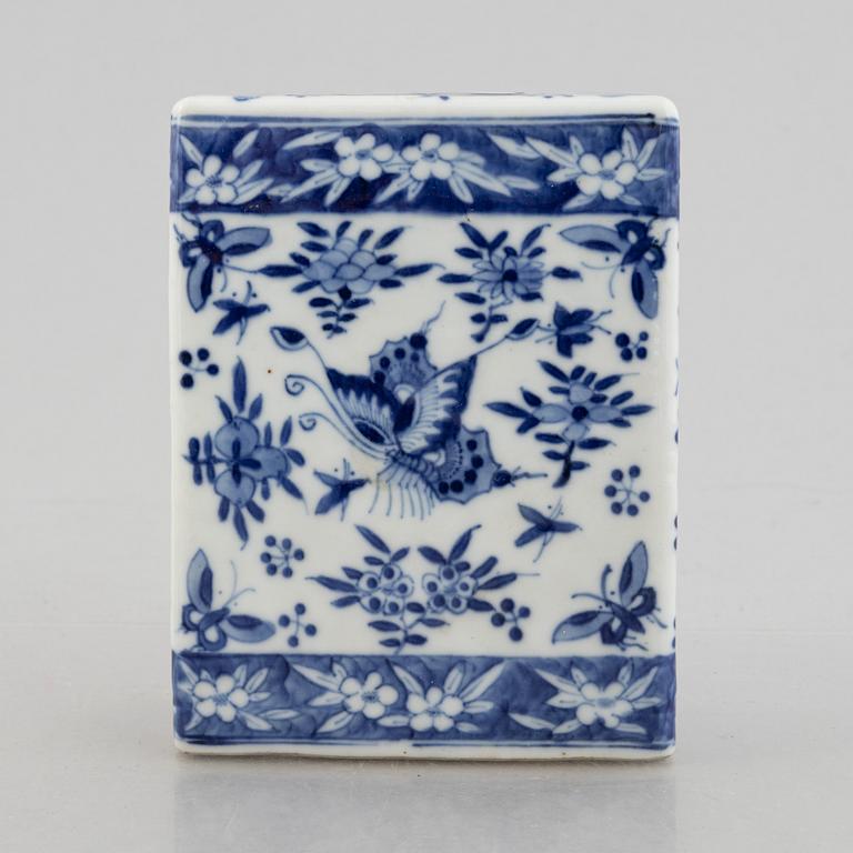 A Chinese blue and white porcelain neck stand / pillow and a pair of porcelain boxes, late Qing dynasty / early 20th cen.