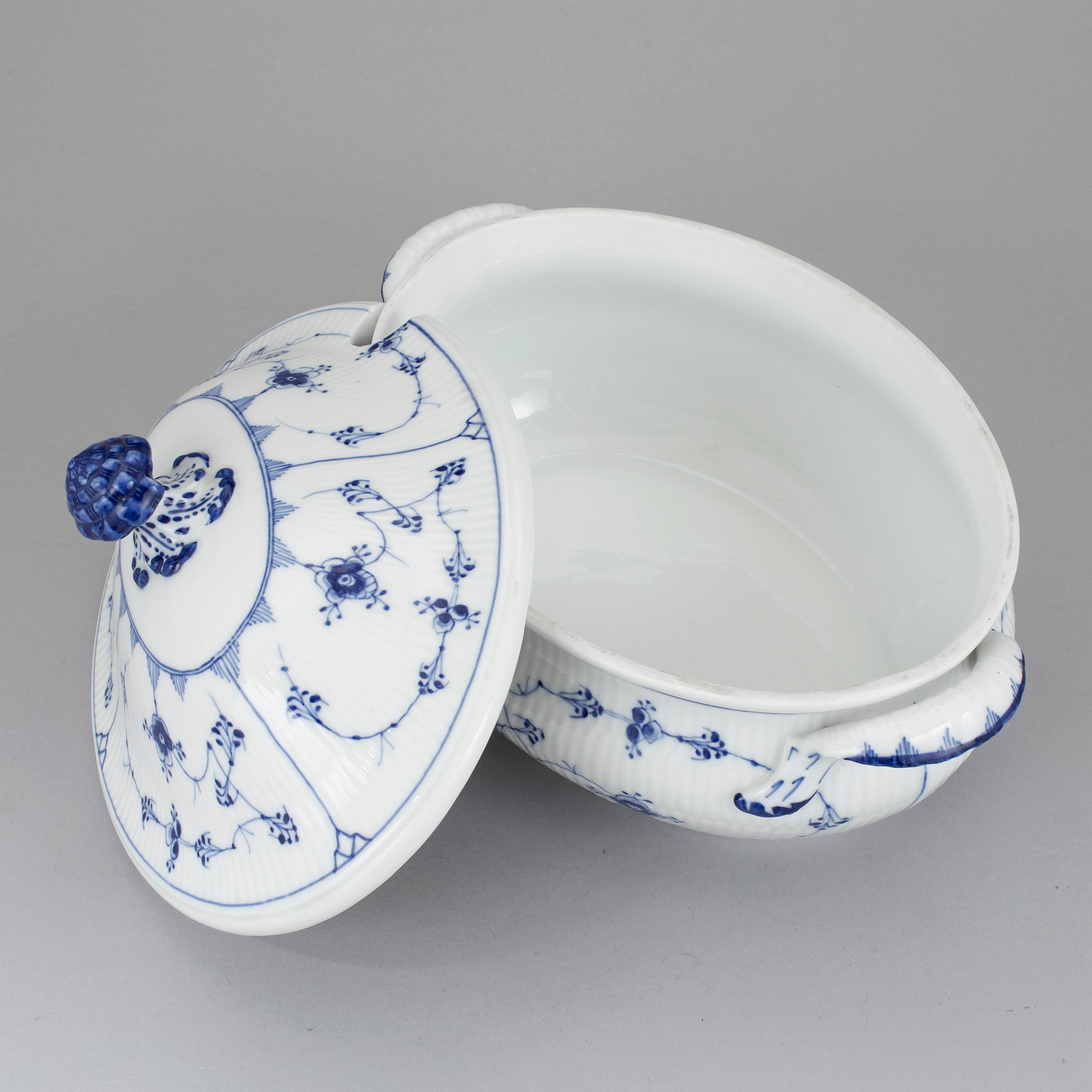 SOPPTERRIN I PORSLIN, "Musselmalet" Royal Copenhagen.