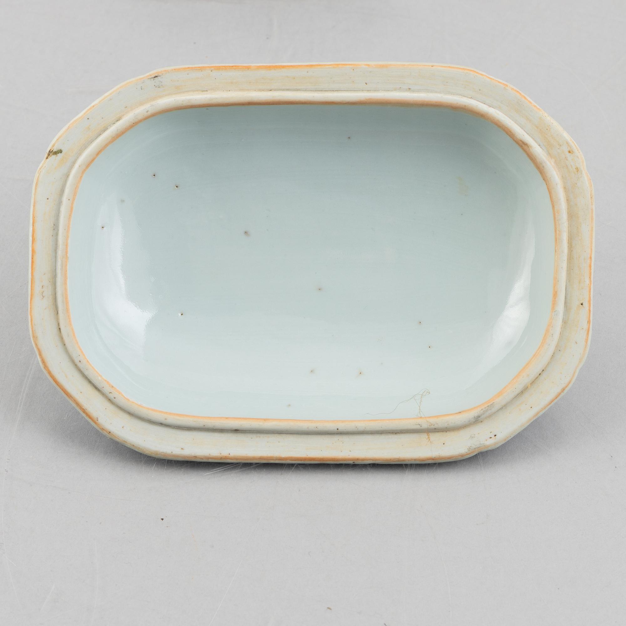 Stekfat, 2 st, samt smörterrin med lock och fat, kompaniporslin, Kina, Qianlong (1736-95).