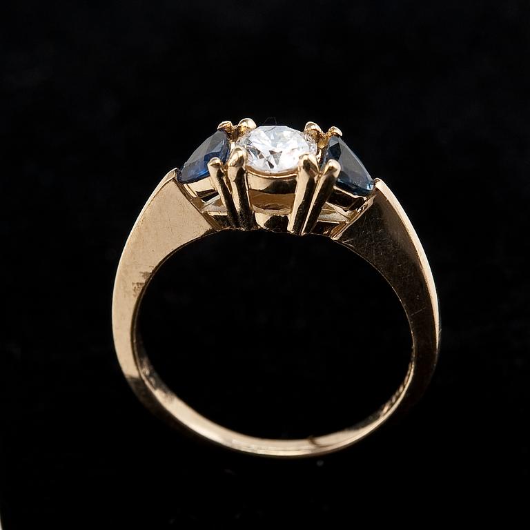 RING, 14K guld, briljantslipad diamant ca 0.35 ct samt triangelslipade safirer. Vikt 2,8 g.