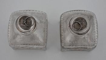 FLASKOR, ett par, glas och med proppar med silver, IW, 1845.