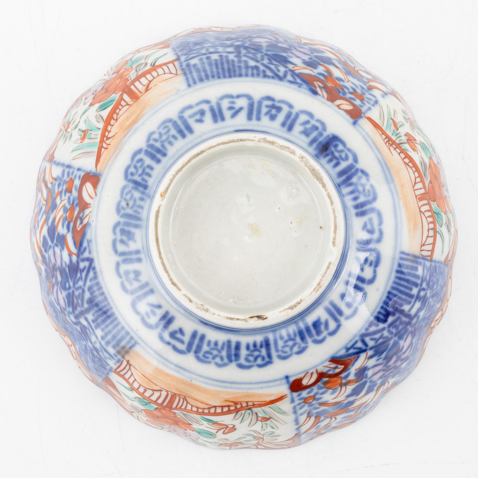 Seven pieces of Japanese Imari porcelain, around 1900 and early 20th century.
