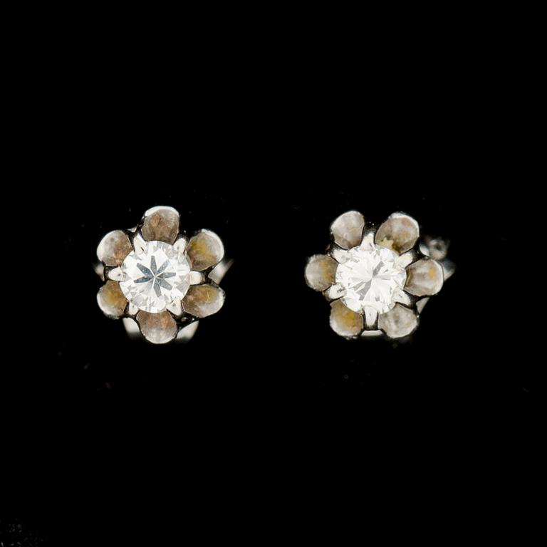 ÖRHÄNGEN, ett par, 18k vitguld, briljantslipade diamanter, ca 0,10ct. Vikt ca 1g.