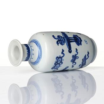 A blue and white roleau vase, Qing dynasty, Kangxi (1662-1722).