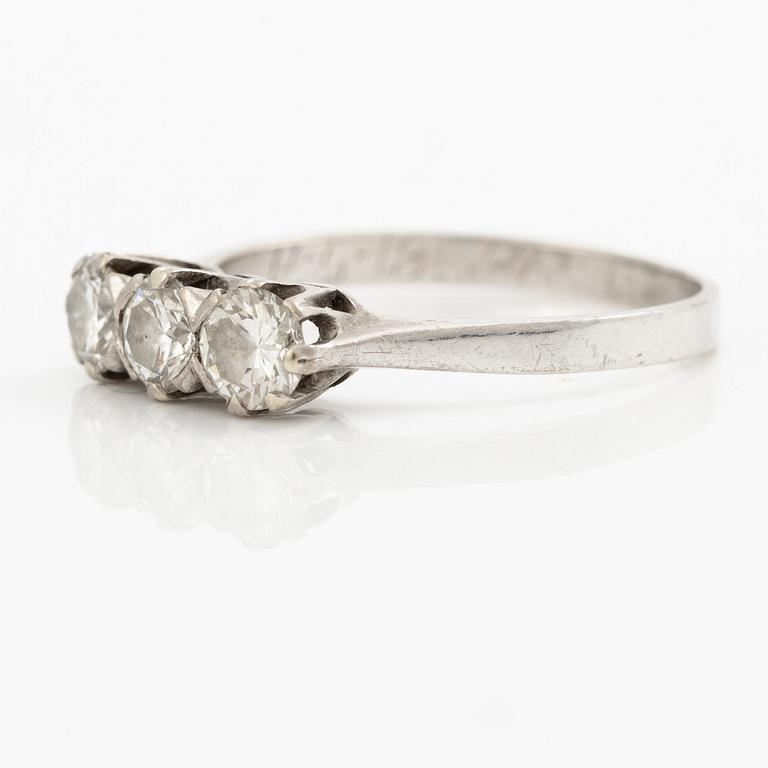 Ring, 18K white gold with three brilliant-cut diamonds totalling 0.92 ct.
