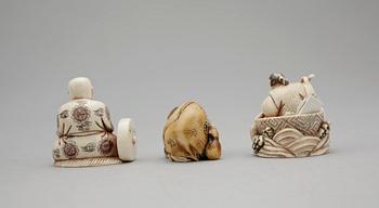 NETSUKE, 3 st, ben, Japan, 1900-tal.