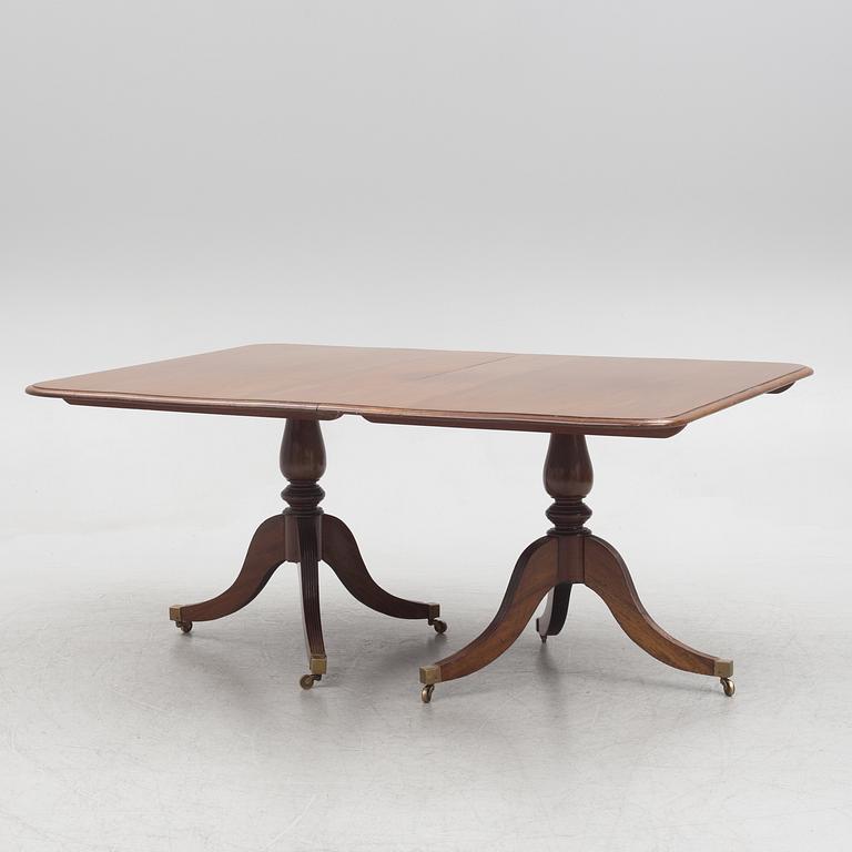 A two-part mahogany Georgian/Victorian dining table, England, first half of the 20th century.