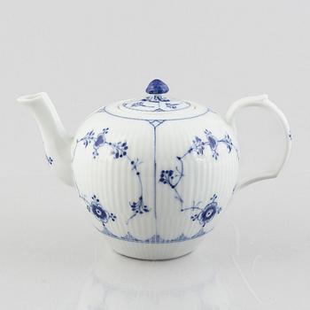 A 'Blue Fluted' / 'Musselmalet' porcelain teapot, Royal Copenhagen, model 251, 1898-1923.