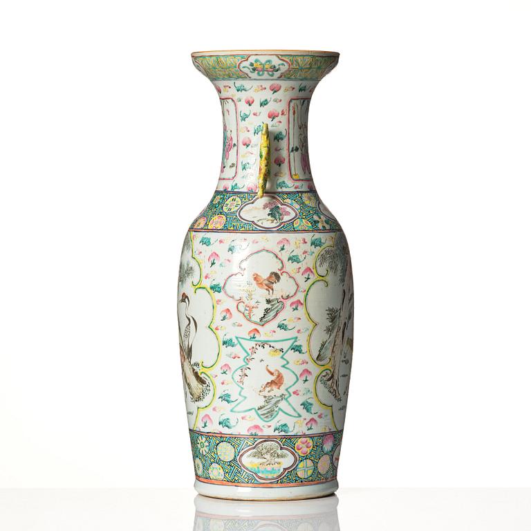 A large famille rose vase, late Qing dynasty/early 20th Century.