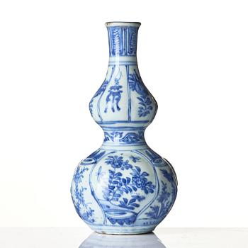 A blue and white vase, Ming dynasty, Wanli (1572-1620).