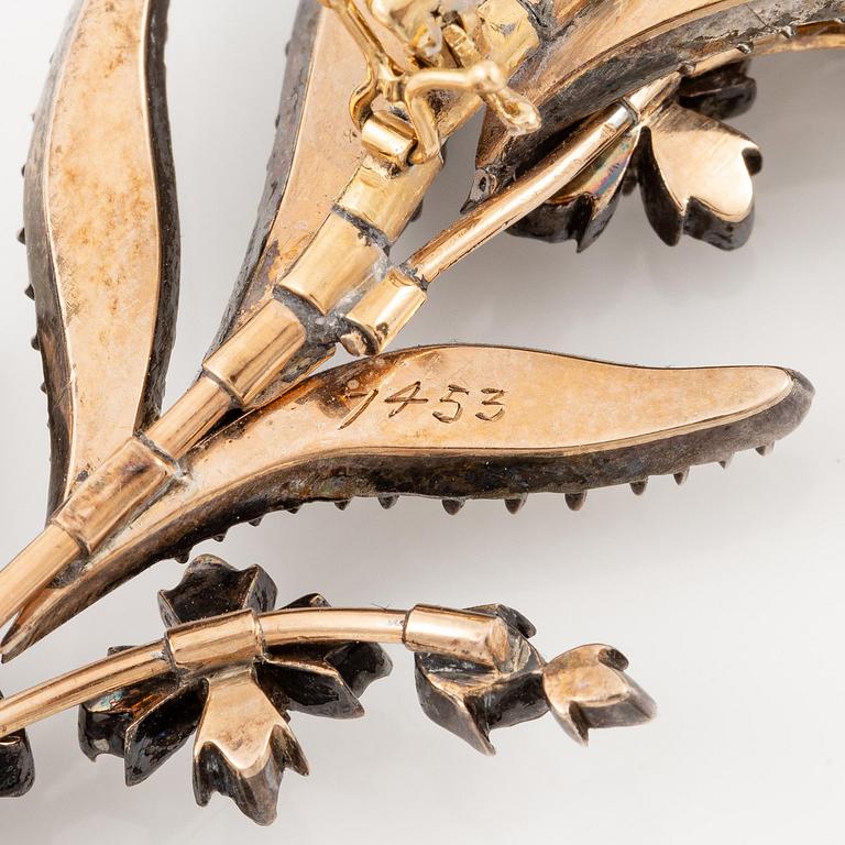 A brooch in 14K gold and silver with old-cut diamonds, 19th century.