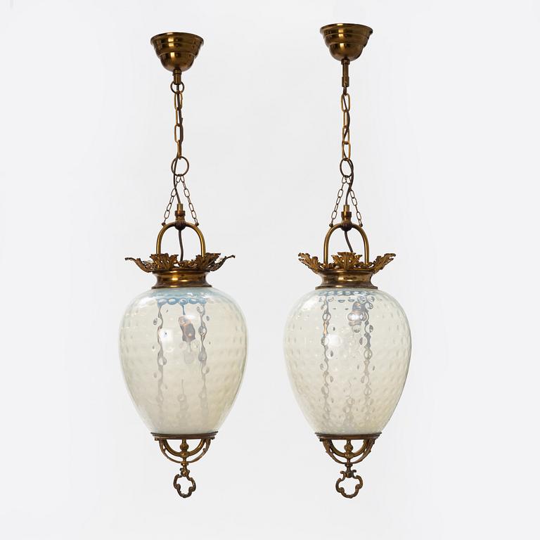 Taklampor, ett par, glas, sk månskensampel, 1900-talets första hälft.