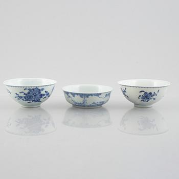 A group of three Chinese blue and white porcelain bowls, late Qing dynasty / early 20th century.