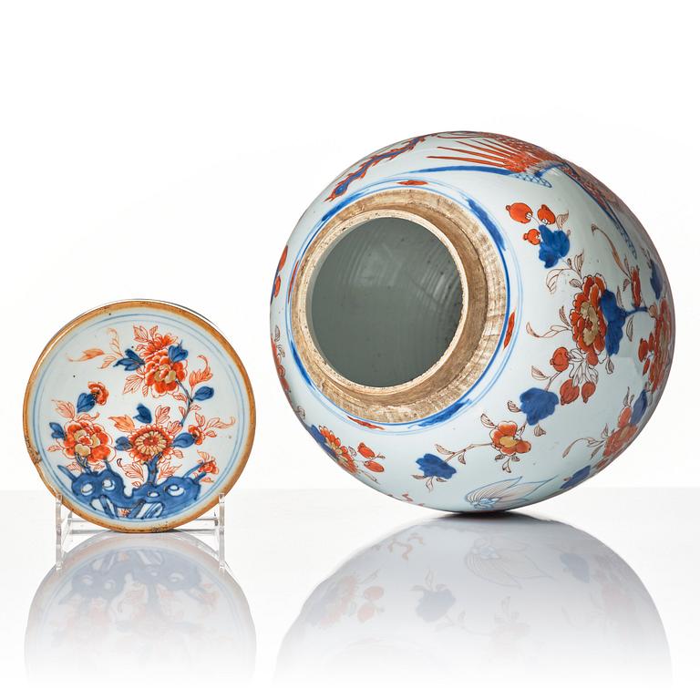 An imari jar with cover, Qing dynasty, Kangxi (1662-1722).