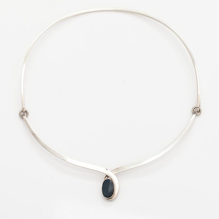 Halsband och armband, sterlingsilver, spektroliter. Kaunis Koru, Helsingfors 1985.