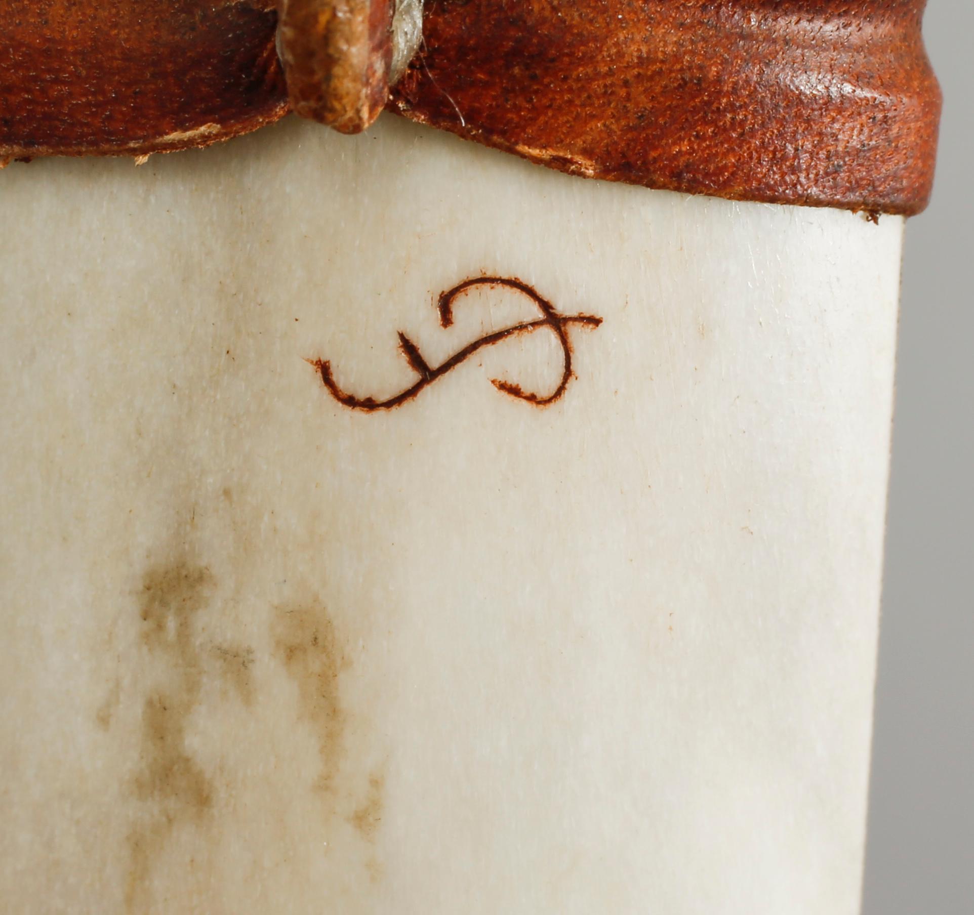 SAMEKNIVAR, 2 st, en monogramsignerad SL eller LS ochdaterad -81, 1900-tal.