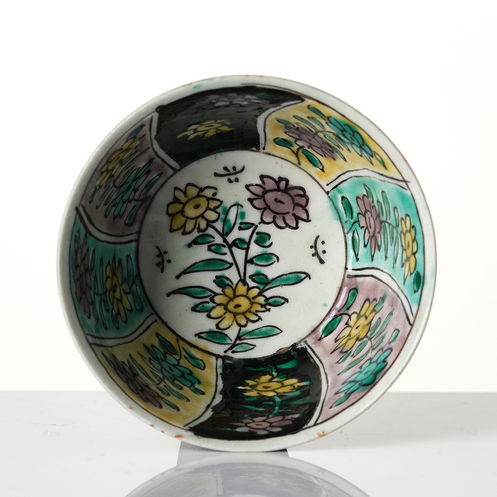 A famille noire cup with stand, Qing dynasty, Kangxi (1662-1722).