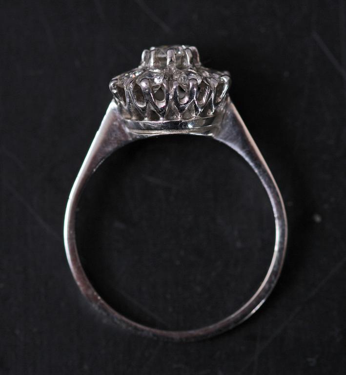 RING, vitguld m briljanter tot ca 0,60 carat.